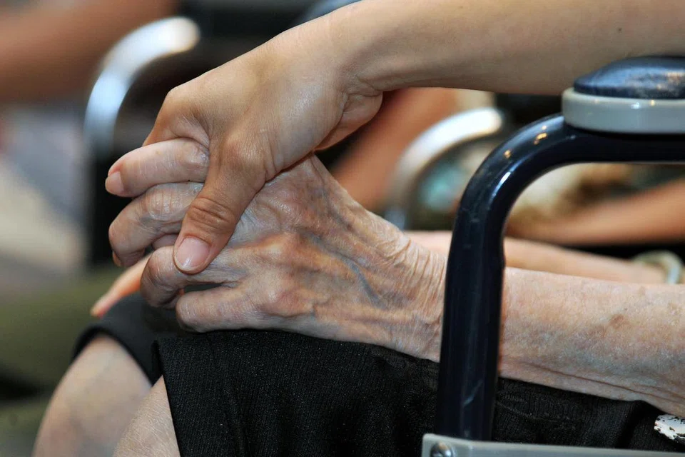 TINGKATKAN KESEDARAN: Singapura berharap untuk mengurangkan angka mereka yang menghabiskan hari-hari terakhir di katil hospital daripada 61 peratus pada 2022 kepada 51 peratus menjelang 2027.