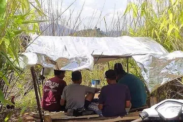 DEMI DAPATKAN CAPAIAN INTERNET: Beberapa pelajar dari Kampung Relai mengikuti kelas HBL di satu pondok kayu di atas bukit sejak setahun lalu. - Foto NSTP