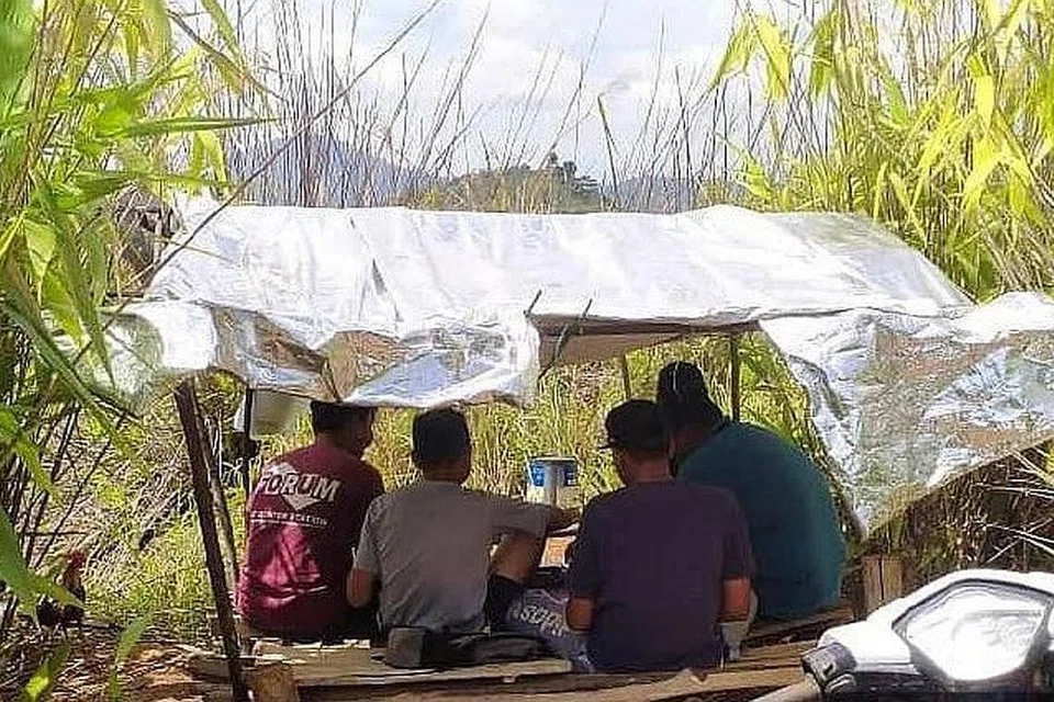DEMI DAPATKAN CAPAIAN INTERNET: Beberapa pelajar dari Kampung Relai mengikuti kelas HBL di satu pondok kayu di atas bukit sejak setahun lalu. - Foto NSTP