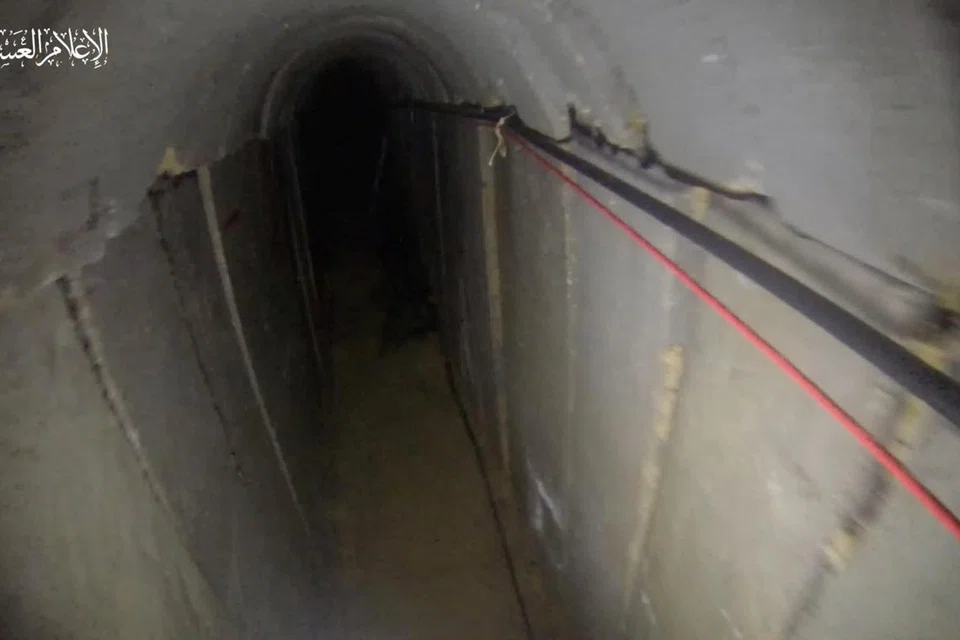 TEROWONG SEMPIT: Imej tangkap layar yang diambil daripada video yang dikeluarkan oleh Hamas menunjukkan sebuah terowong di lokasi yang dinamakan sebagai Beit Hanoun, Gaza, dan diperoleh pada 3 November.