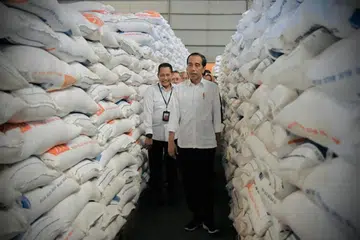 BERAS MENCUKUPI: Presiden Indonesia, Encik Joko Widodo meninjau bekalan beras di Gudang Bulog DKI Jakarta-Banten pada Isnin bagi memastikan ia mencukupi untuk menampung permintaan dalam negeri walaupun terdapat sekatan eksport dari beberapa negara pengeluar.