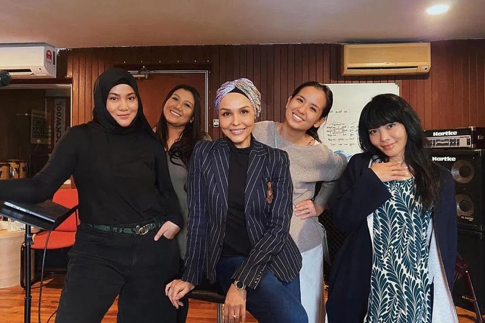WANITA SATU HATI: 'Girl power' dapat dirasakan apabila Noryn Aziz (tengah) mengendalikan kelas vokal buat finalis GV8, (dari kanan) Nikki Palikat dan Suki Low, yang akan dibantu Shila Amzah (kiri) dan Idayu (dua dari kiri). - Foto INSTAGRAM SHILA AMZAH