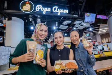 (Dari kiri) Peniaga Warung Man Baba, Cik Tiara Skadiang; pemilik Papa Ayam; Cik Nabila Cholida; dan pemilik Honeylem’n, Cik Sofia Arissa Arman, bergabung tenaga bagi mengetengahkan menu khas sempena Ramadan di Papa Ayam. 