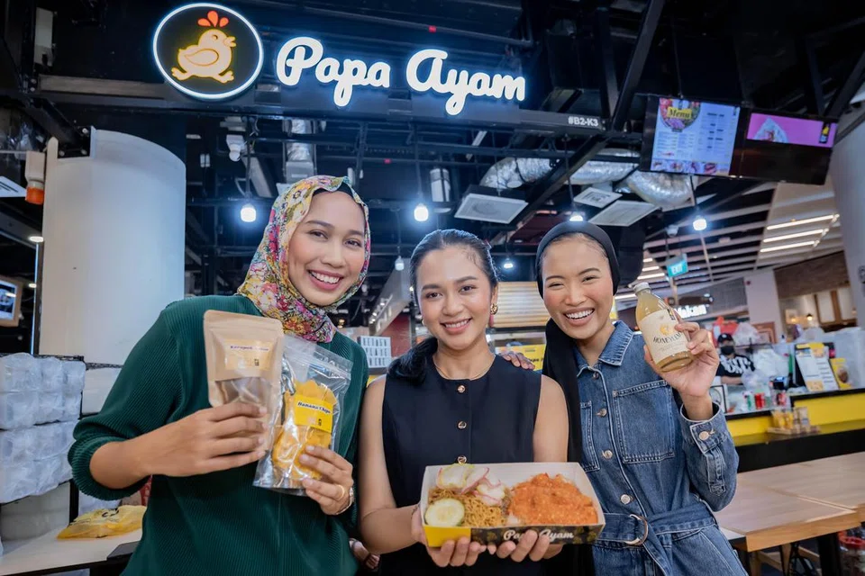 (Dari kiri) Peniaga Warung Man Baba, Cik Tiara Skadiang; pemilik Papa Ayam; Cik Nabila Cholida; dan pemilik Honeylem’n, Cik Sofia Arissa Arman, bergabung tenaga bagi mengetengahkan menu khas sempena Ramadan di Papa Ayam. 