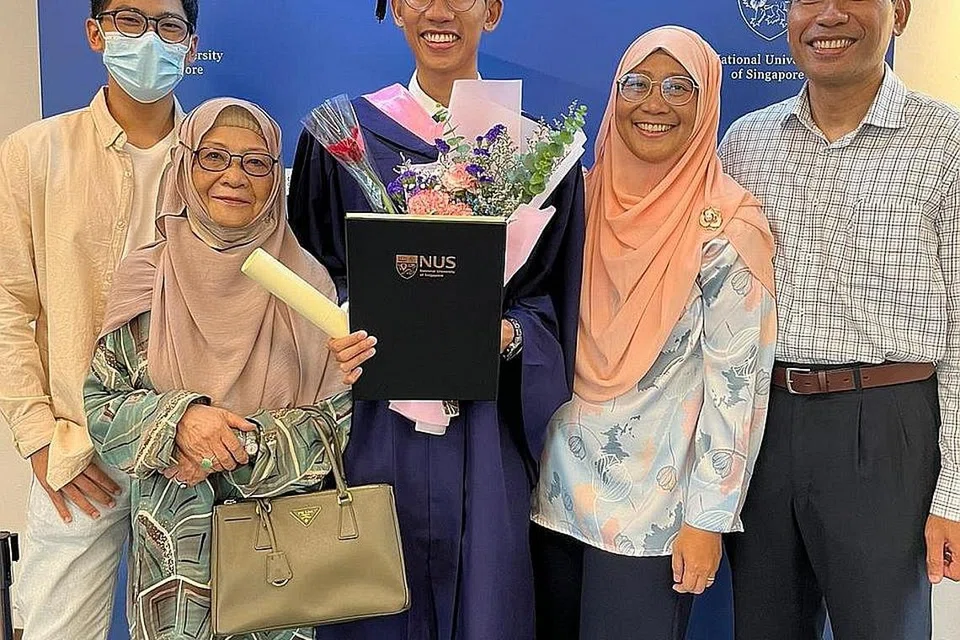 MINAT MENDALAM TENTANG HAL KAUM DAN AGAMA: Encik Ahmad Zaki Yazid (tengah) bersama anggota keluarganya, (dari kiri) adiknya, Ahmad Shafi Yazid; neneknya, Cik Hadijah Mohamed; ibunya, Cik Aslinda Ahmad; dan ayahnya, Encik Yazid Mohamed Ali selepas meraih ijazah Kepujian (Kecemerlangan Tertinggi) dalam bidang Sejarah dari Universiti National Singapura (NUS). - Foto ihsan AHMAD ZAKI YAZID