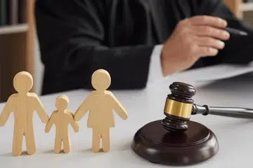 WANITA MENGHILANG BERSAMA ANAKNYA: Akibat gagal menghadiri perbicaraan di mahkamah berhubung penjgaan anak setelah bercerai, waran tangkapan ke atas wanita itu dikeluarkan. 
