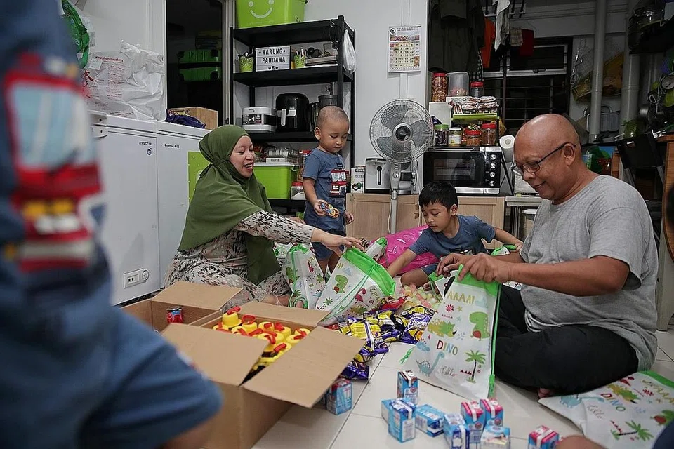 SETELAH sebulan 'terperuk' di rumah, Cik Hesty Pratiwi dan suami Encik Jamil Hamid tidak sabar keluar bersama anak-anak 'seperti biasa', meskipun sekatan Fasa Tiga (Kewaspadaan Dipertingkat) tetap bermakna mereka masih belum boleh keluar sebagai sebuah keluarga besar. - Foto BM oleh GIN TAY