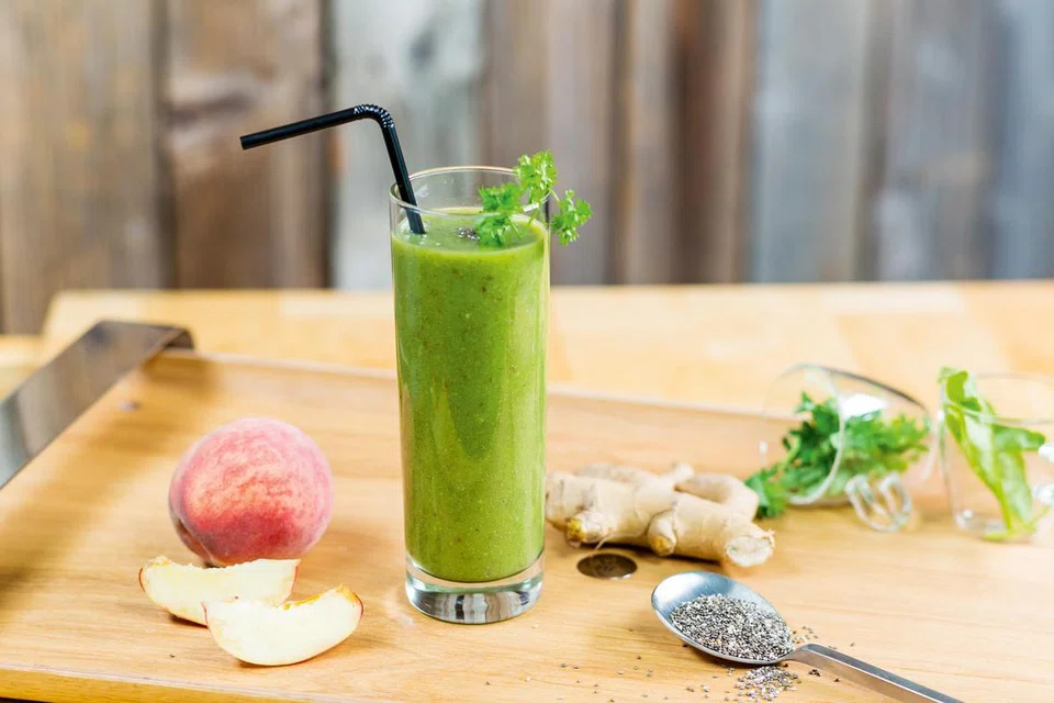 Kubis daun (kale), epal hijau, saderi, dan timun memberikan jus hijau yang penuh manfaat.