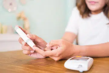 Paras gula dalam darah diperiksa dengan menggunakan ‘glucometer’.