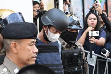 Foto Fail: Warga Thailand Ekkalak Paenoi (tengah), suspek dalam kes pembunuhan bekas ahli parlimen Parti Penyelamat Negara Kemboja (CNRP) yang telah dibubarkan, Lim Kimya, dibawa menaiki van polis untuk dihantar ke Mahkamah Jenayah dari Balai Polis Chana Songkram di Bangkok pada 13 Januari 2025. Seorang lelaki bersenjata Thailand dijatuhi hukuman penjara seumur hidup pada 3 Oktober 2025 kerana membunuh ahli politik pembangkang Kemboja, Lim Kimya, di Bangkok, menurut hakim.