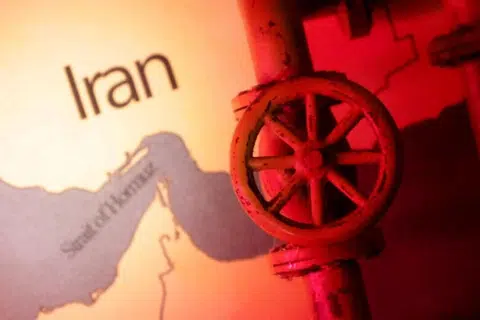 Sebuah peta yang menunjukkan Selat Hormuz dan Iran, kelihatan di belakang sebuah paip minyak bercetak 3D dalam ilustrasi yang diambil pada 22 Jun 2025.