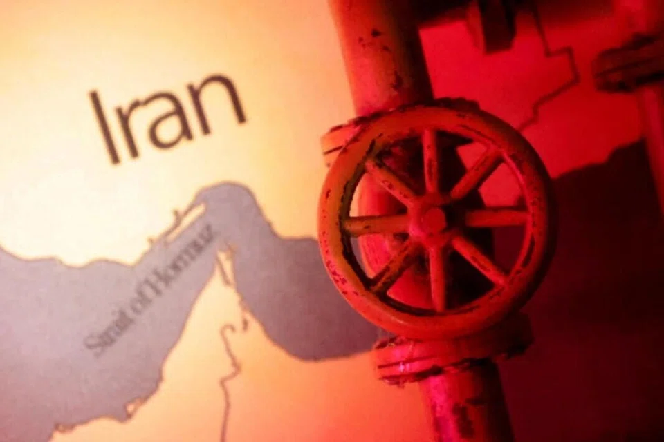 Sebuah peta yang menunjukkan Selat Hormuz dan Iran, kelihatan di belakang sebuah paip minyak bercetak 3D dalam ilustrasi yang diambil pada 22 Jun 2025.