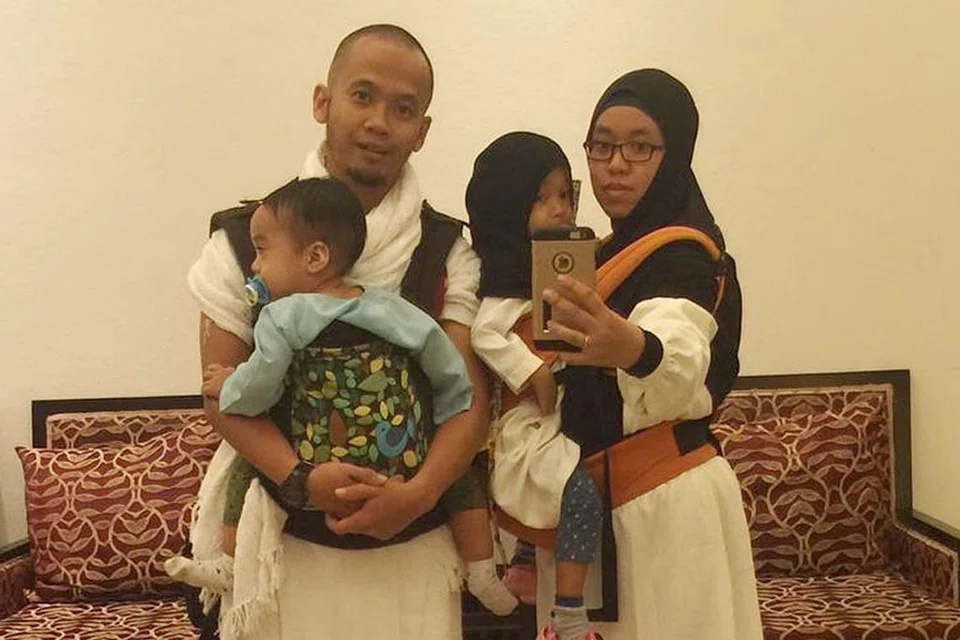 GENDONG ANAK: Ustazah Nur Irfani membawa bersama kedua-dua anaknya ke Makkah dua tahun lalu. - Foto ihsan NUR IRFANI SARIPI