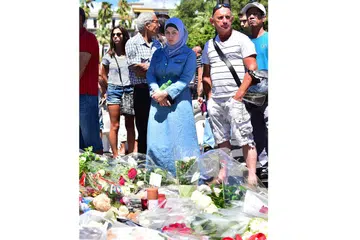 PERINGATI MANGSA: Penduduk Nice membuat satu tugu peringatan bagi 84 mangsa rempuhan lori, termasuk 10 kanak-kanak, pada Hari Bastille. - Foto AFP