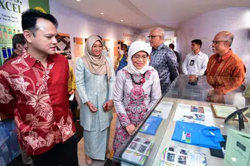 RAIKAN ILMU: (Dari kiri) Encik Zaqy bersama CEO Mendaki, Cik Rahayu Buang; Presiden Halimah Yacob dan suaminya, Encik Mohamed Abdullah Alhabshee serta Menteri Bertanggungjawab bagi Ehwal Masyarakat Islam Masagos Zulkifli Masagos Mohamad meninjau Galeri Warisan Mendaki yang dilancarkan sempena Bulan Raikan Ilmu tahun lalu. - Foto fail