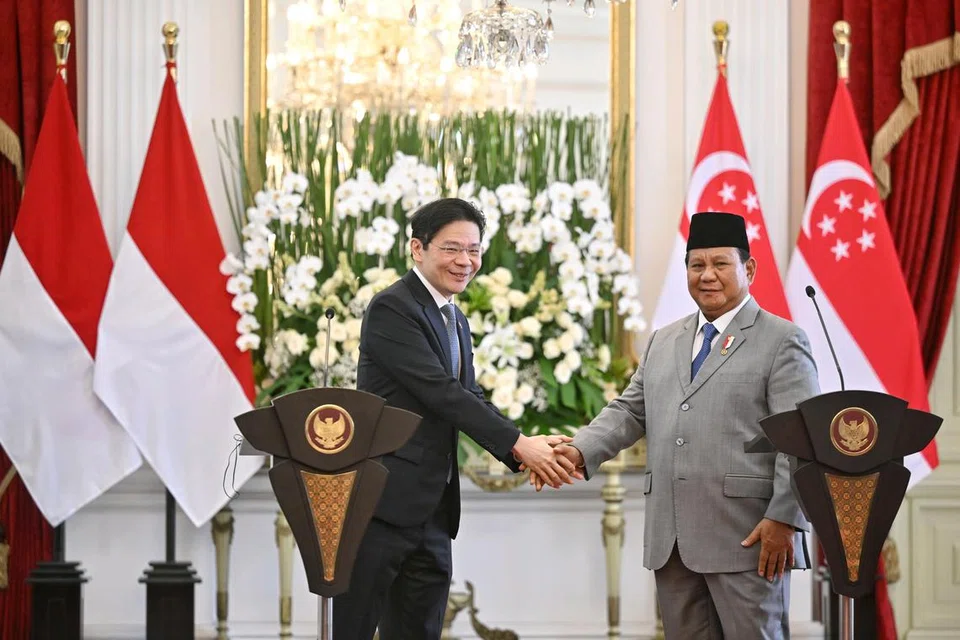 Perdana Menteri, Encik Lawrence Wong, dan Presiden Indonesia, Encik Prabowo Subianto, berjabat tangan semasa satu sidang media bersama menyusuli pertemuan mereka di Istana Merdeka, Jakarta, pada 6 November.