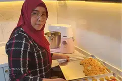 (Gambar hiasan) Perniagaan makanan kecil-kecilan di rumah perlu mematuhi langkah pengurusan selamat yang ketat apabila mereka beroperasi semula pada 12 Mei ini. - Foto fail