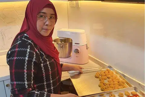 (Gambar hiasan) Perniagaan makanan kecil-kecilan di rumah perlu mematuhi langkah pengurusan selamat yang ketat apabila mereka beroperasi semula pada 12 Mei ini. - Foto fail