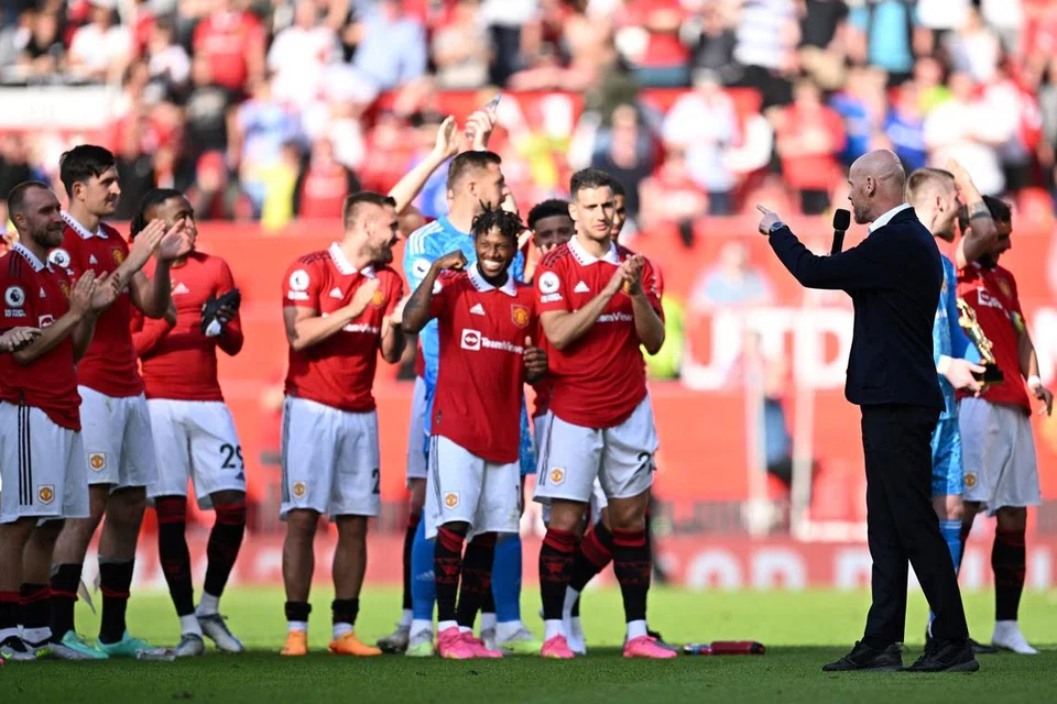 KEKAL HEBAT: Pengurus Manchester United Erik ten Hag (kanan) layak mendapat pengiktirafan kerana membawa pasukan itu kembali dalam Liga Juara-Juara pada musim akan datang.  