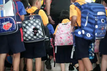 DIBERI SOKONGAN: Bagi pelajar yang perlu ambil cuti tanpa hadir, guru akan memberikan tugasan daripada buku teks dan buku kerja supaya pelajar tidak ketinggalan dalam pelajaran. - Foto BH oleh KELVIN CHNG