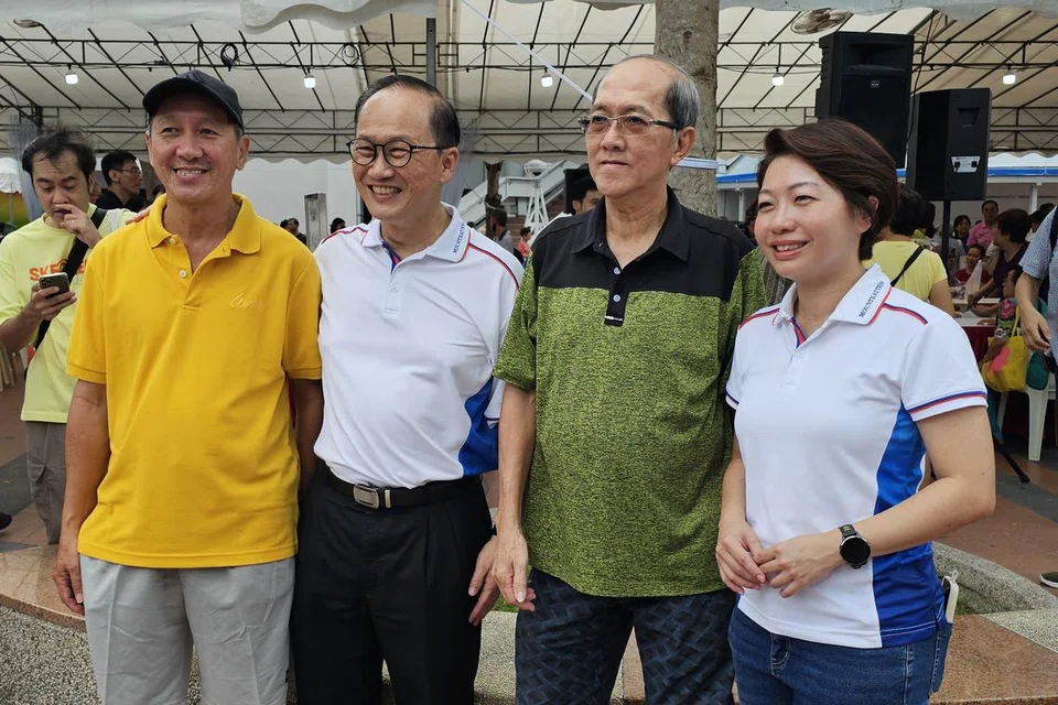 Anggota Parlimen (AP) SMC Mountbatten, Encik Lim Biow Chuan (tiga dari kanan), yang memperkenalkan peguam perkapalan Cik Gho Sze Kee, 46 tahun (kanan) kepada penduduk semasa melancarkan Pelan Induk 5 Tahun Bandar Marine Parade pada 19 April.