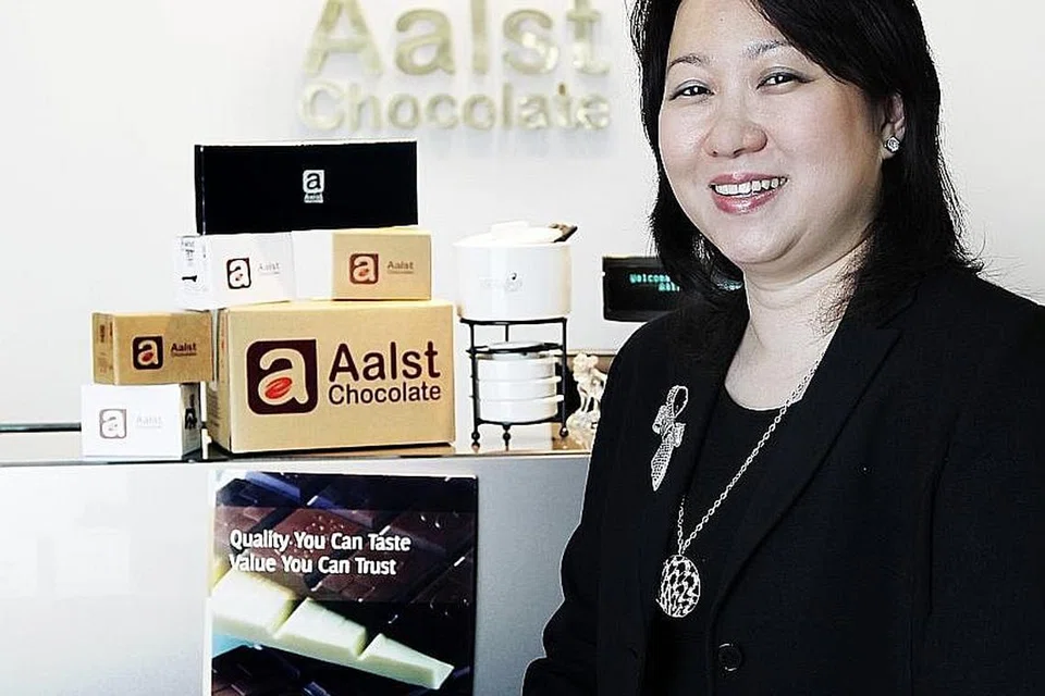 CONTOH BERJAYA: Pengasas Bersama Aalst Chocolate, Cik Connie Kwan (atas), telah membangunkan firma itu melalui peningkatan daya penghasilan dan meluaskan ke luar negara. Kejayaan firma itu diambil sebagai contoh oleh Encik Iswaran. - Foto fail