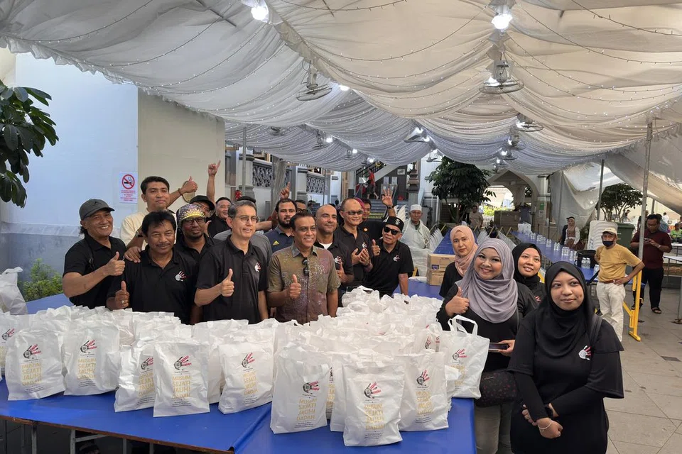 Dr Faishal bersama relawan dan rakan kongsi komuniti semasa acara, ‘Date Your Loved Ones Today!’