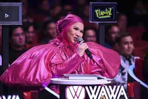 UTAMAKAN VOKAL: Walaupun menghargai kreativiti peserta, juri Big Stage 5, Aina Abdul, tetap tekankan tentang kelunakan suara peserta.