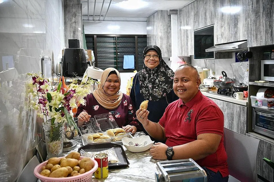 TEROKA USAHA NIAGA: Selain menjadi pekerja jagaan kesihatan dan perancang perkahwinan, Encik Mohd Nizard Ali (kanan), bintang Klik! cenderung mendalami bisnes epok-epok dari rumah sebagai membantu ibu mentuanya, Cik Saodah Abdul Rahman (tengah). Bersamanya ialah isterinya, Cik Nur Fakhirah Samat. - Foto BH oleh ARIFFIN JAMAR