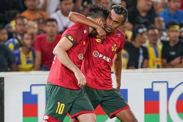 DIGUGURKAN: Shakir (kanan) meninggalkan Kedah selepas dua musim di mana beliau memenangi Piala FA buat kali kedua. - Foto FACEBOOK FA KEDAH
