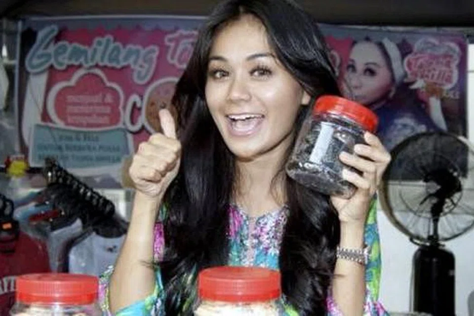 TASHA SHILLA: Beliau dan peguam rancang hantar notis amaran kepada penerbit rancangan hiburan Melodi dengan mendakwa bahawa pembabitan namanya sebagai 'escort girl' adalah fitnah, berniat jahat dan menjejas maruahnya. - Foto THE STAR