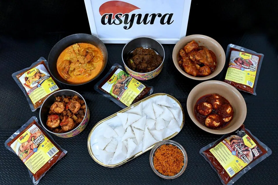 (Dari kiri) Rempah lauk lodeh, rempah rendang, ayam masak merah, sambal tumis dan sambal goreng adalah rempah yang paling digemari untuk dinikmati bersama nasi himpit sempena Hari Raya. 