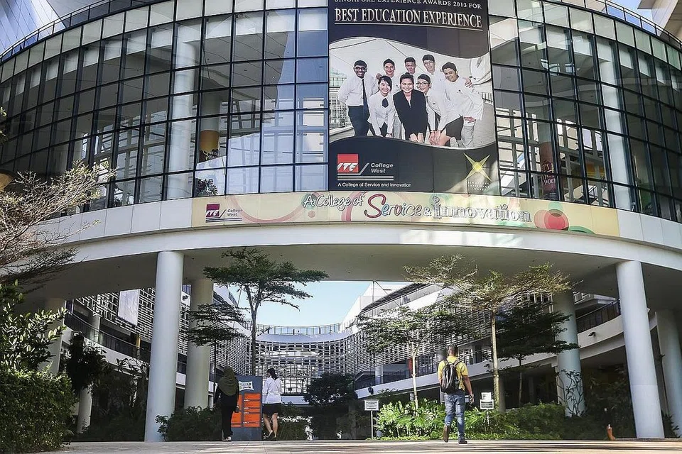 BERI SOKONGAN: Menerusi program itu, belia akan digandingkan dengan mentor yang akan berkongsi pengalaman kehidupan mereka dan kemahiran untuk memupuk daya ketahanan belia. - Foto fail