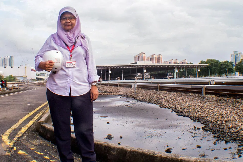 ORANG LAMA SMRT: Cik Azizah berkecimpung dalam bidang kejuruteraan selama hampir tiga dekad. Walau demikian, beliau masih sentiasa mempelajari sesuatu yang baru semasa bekerja. - Foto ihsan AZIZAH SAPARI