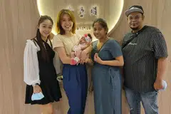 Hari terakhir penginapan Cik Maslina Nordin (dua dari kanan) dan bayinya Alyssa Abdul Hadi (tengah) di pusat berpantang Clover Suites. Bersama dalam gambar (dari kiri) eksekutif jualan Clover Suites, Cik Michelle Fong; pengurus Clover Suites, Cik Xinni Ng dan suami Cik Maslina, Encik Abdul Hadi Abdulllah Samad.