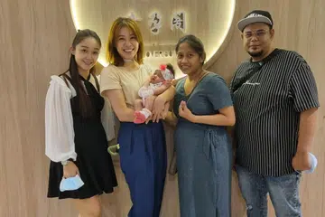 Hari terakhir penginapan Cik Maslina Nordin (dua dari kanan) dan bayinya Alyssa Abdul Hadi (tengah) di pusat berpantang Clover Suites. Bersama dalam gambar (dari kiri) eksekutif jualan Clover Suites, Cik Michelle Fong; pengurus Clover Suites, Cik Xinni Ng dan suami Cik Maslina, Encik Abdul Hadi Abdulllah Samad.