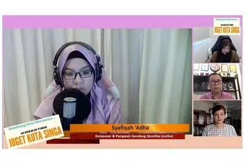 BERSEMBANG SENI: Usaha Cik Syafiqah 'Adha (gambar kanan) dalam menghasilkan lagu Joget Kota Singa bersama penulis lirik, Cik Hartinah Ahmad (gambar kanan sekali, atas), mendapat pujian Encik Samsudin Said (gambar kanan sekali, tengah) dan Cik Rilla Melati (gambar kanan sekali, bawah). - Foto ENCIK ISMAIL ABU BAKAR