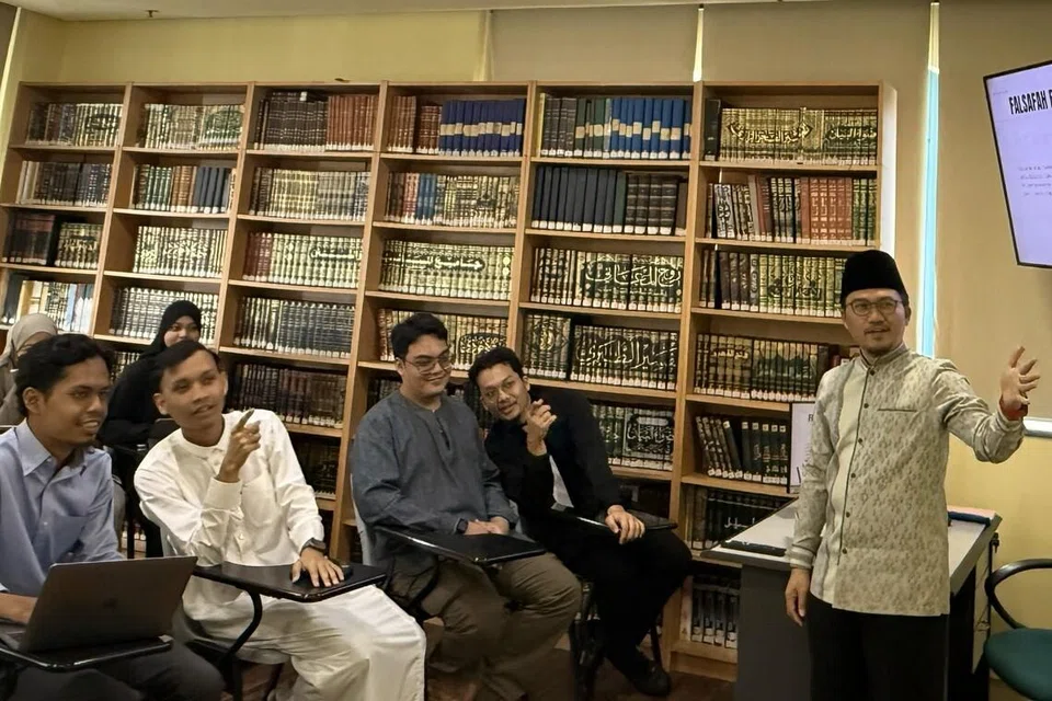 Pengarah Eksekutif Institut Pengajian Tinggi Al-Zuhri yang juga ahli Pasukan Petugas Transformasi Digital (DTT) institut itu, Ustaz Mas’udin Syarifuddin (kanan), sedang mengajar pelajar program Diploma Pengajian Islam di Institut Pengajian Tinggi Al-Zuhri. 