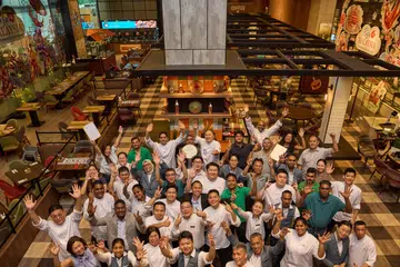 Kakitangan restoran bufet halal J65 yang terkenal dengan pilihan makanan yang menyeluruh demi menawarkan pengalaman makan yang inklusif dan segar.