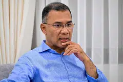 Pemangku Pengerusi Parti Nasionalis Bangladesh (BNP) dan calon pilihan raya, Tarique Rahman, membuat isyarat tangan ketika bercakap dalam wawancara bersama AFP di pejabat parti di Dhaka pada 10 Februari 2026. Calon utama perdana menteri Bangladesh itu berkata beliau bakal berdepan cabaran “besar” sekiranya memenangi pilihan raya minggu ini, sambil berjanji untuk memulihkan negara yang menurutnya telah “dijarah” di bawah pemerintah terdahulu yang digulingkan. 