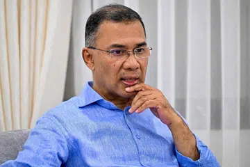 Pemangku Pengerusi Parti Nasionalis Bangladesh (BNP) dan calon pilihan raya, Tarique Rahman, membuat isyarat tangan ketika bercakap dalam wawancara bersama AFP di pejabat parti di Dhaka pada 10 Februari 2026. Calon utama perdana menteri Bangladesh itu berkata beliau bakal berdepan cabaran “besar” sekiranya memenangi pilihan raya minggu ini, sambil berjanji untuk memulihkan negara yang menurutnya telah “dijarah” di bawah pemerintah terdahulu yang digulingkan. 