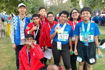 JAYA RANGKUL PINGAT EMAS: Nurshalini Sahnef (tiga dari kanan) yang berjaya memenangi pingat emas dalam acara lari pecut 200 meter di Sukan Olimpik Khas Musim Panas Sedunia yang sedang berlangsung di Abu Dhabi kini, bersama sebahagian kontinjen Team Singapore. - Foto OLIMPIK KHAS SINGAPURA