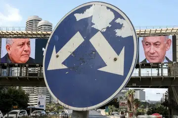 Papan iklan besar memaparkan Perdana Menteri Israel, Encik Benjamin Netanyahu (kanan), dan pencabar utamanya, Encik Gadi Eisenkot, di Ramat Gan, Israel, pada 26 Oktober. Pilihan raya Israel pada 27 Oktober dijangka menyaksikan persaingan sengit antara kedua-dua tokoh itu, ketika pengundi menilai kepimpinan negara susulan perang Gaza, kegagalan keselamatan pada 7 Oktober 2023 dan tekanan kos sara hidup.