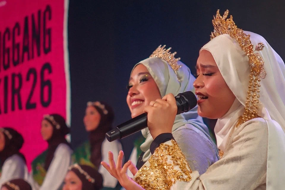 Cik Putri Emily, pelajar tahun ketiga Politeknik Singapura, turut aktif sebagai Tok Juara kumpulan Dikir Barat wanita Seri Thera dan berharap dapat terus memperkenalkan seni persembahan tradisional Melayu kepada generasi muda.