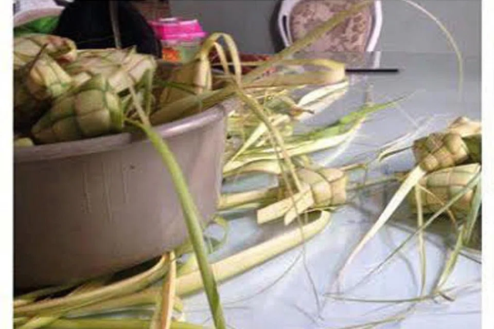 BERMACAM JENIS KETUPAT: Selain ketupat bawang dan sate, terdapat pelbagai jenis anyaman ketupat lain termasuk ketupat palas, burung, manggis, jantung dan lain-lain lagi. - Foto SLOWFATPETEACHER