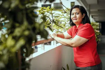 HARAPAN MENGGUNUNG: Cik Noriah Selamat berharap sektor terjejas teruk oleh pandemik Covid-19, seperti penerbangan dan aeroangksa, dapat pulih segera agar semua pekerja dapat mengekalkan pekerjaan mereka. - Foto BH oleh NUR DIYANA TAHA