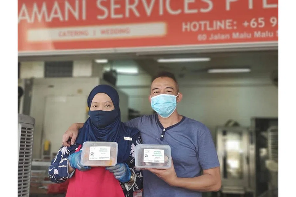 'TREND' MENINGKAT: Encik Mohamed Nor Ismail bersama isterinya, mendapati trend pembelian menjelang Hari Raya rancak, ekoran kuasa membeli pelanggan yang semakin meningkat. - Foto AMANI SERVICES