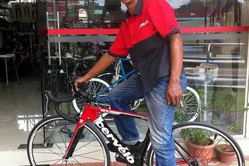 PENIAGA GIGIH: Berbekalkan minat mendalam dan sijil sebagai mekanik basikal profesional, Encik Adenan, 57 tahun, kemudian membuka kedainya sendiri di MacPherson selepas meletakkan jawatan sebagai teknisyen kanan dengan Penguasa Pengangkutan Darat (LTA) dalam 2010. - Foto ihsan MOHAMAD ADENAN SALAMAT