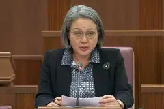 DIDAPATI BERTANGGUNGJAWAB: Cik Sylvia Lim (kiri) didapati bertanggungjawab atas kecuaian dalam proses bayaran Majis Bandaran Aljunied-Hougang (AHTC). Seorang lagi yang didapati bertanggungjawab ialah mantan setiausaha agung parti tersebut, Encik Low Thia Khiang (kanan).