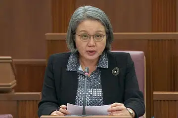 DIDAPATI BERTANGGUNGJAWAB: Cik Sylvia Lim (kiri) didapati bertanggungjawab atas kecuaian dalam proses bayaran Majis Bandaran Aljunied-Hougang (AHTC). Seorang lagi yang didapati bertanggungjawab ialah mantan setiausaha agung parti tersebut, Encik Low Thia Khiang (kanan).